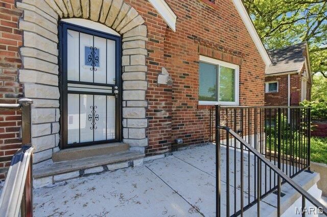 6758 Kenwood Drive, St Louis, MO 63121