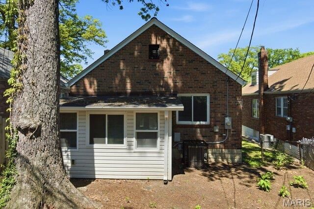 6758 Kenwood Drive, St Louis, MO 63121
