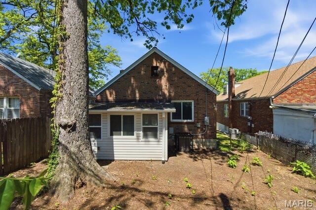 6758 Kenwood Drive, St Louis, MO 63121