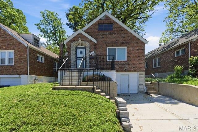 6758 Kenwood Drive, St Louis, MO 63121