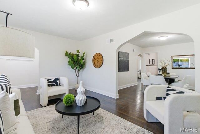 6758 Kenwood Drive, St Louis, MO 63121