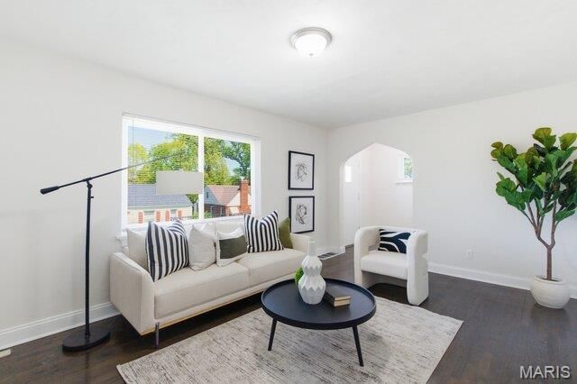 6758 Kenwood Drive, St Louis, MO 63121