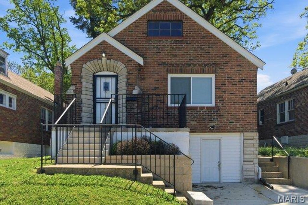 6758 Kenwood Drive, St Louis, MO 63121