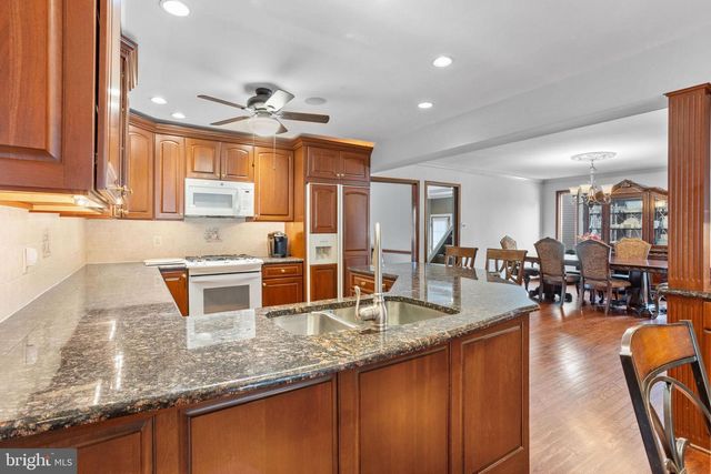 228 AQUA LN, Delran, NJ 08075