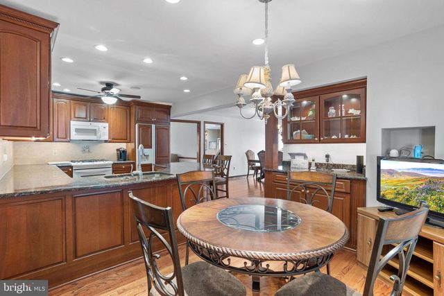 228 AQUA LN, Delran, NJ 08075