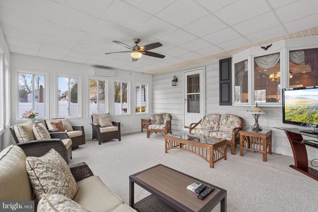 228 AQUA LN, Delran, NJ 08075