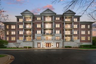 400 McDaniels Circle 405, Clarendon Hills, IL 60514