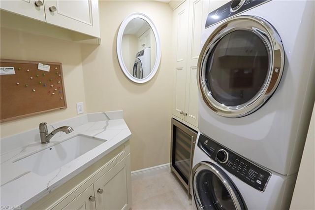 60 Seagate DR 402, Naples, FL 34103