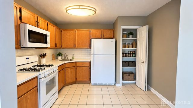29 pembrook Avenue, North Brunswick, NJ 08902