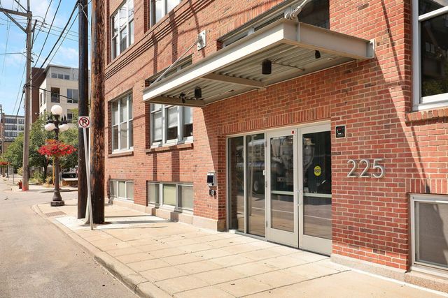 225 9th Street E 107, Saint Paul, MN 55101
