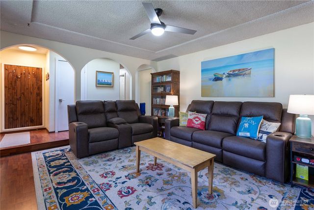 1986 Peacock Lane, Oak Harbor, WA 98277