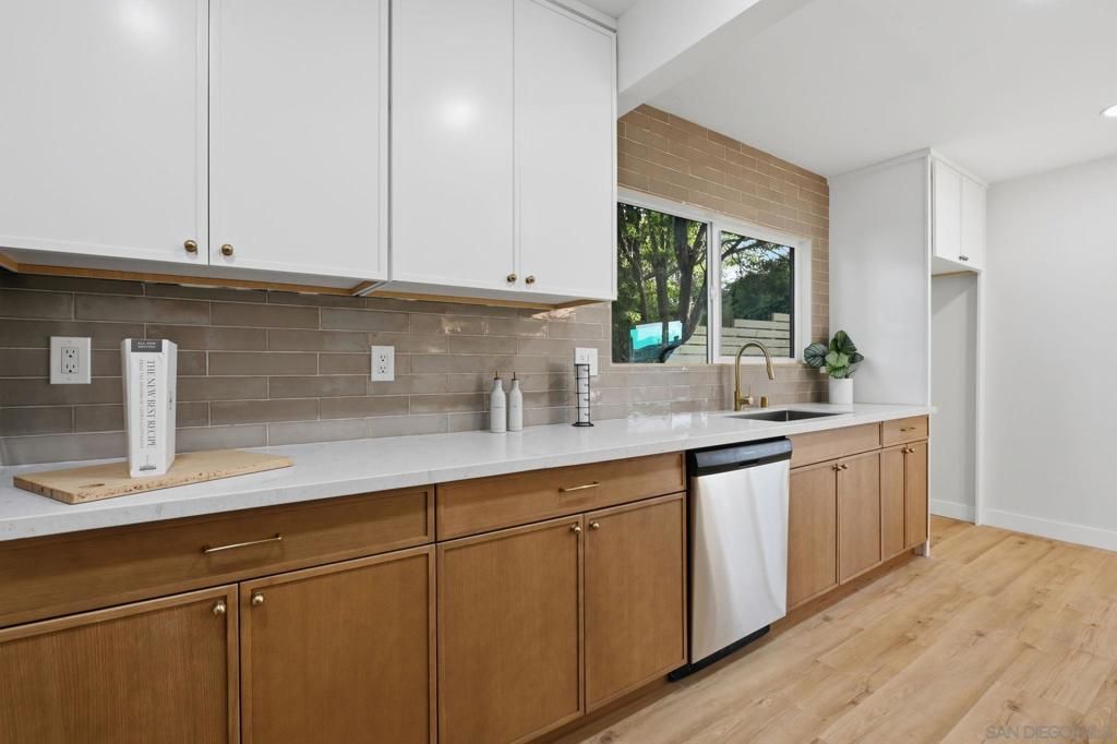 Image 16 of property listing at 4982 Ensign, San Diego, CA 92117