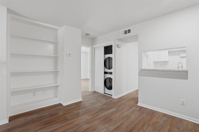 1860 White Oak Drive 333, Houston, TX 77009