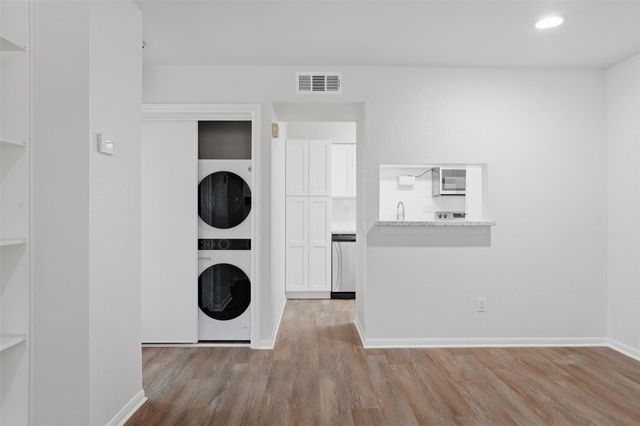 1860 White Oak Drive 333, Houston, TX 77009