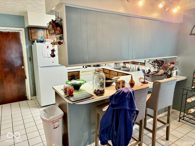 1009 S Buckingham Road, Yorktown, IN 47396