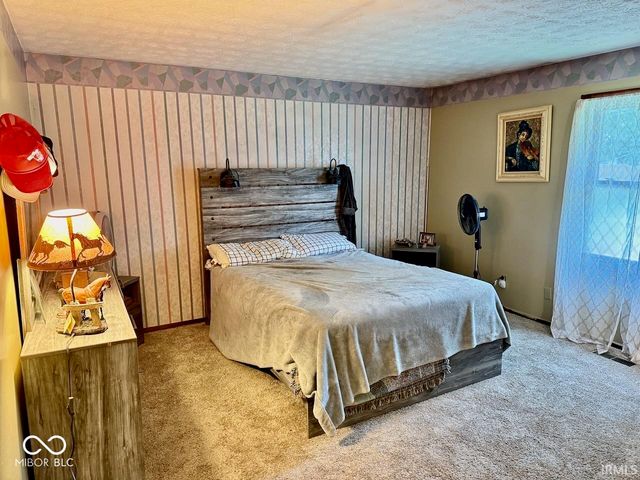 1009 S Buckingham Road, Yorktown, IN 47396