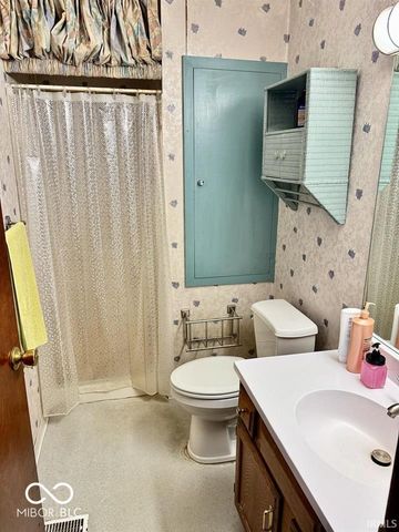 1009 S Buckingham Road, Yorktown, IN 47396