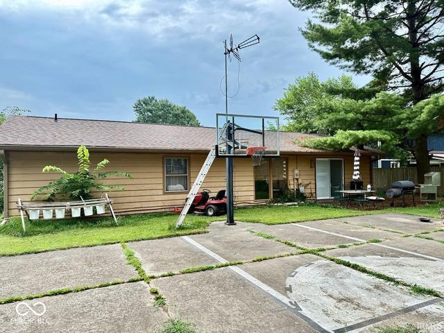 1009 S Buckingham Road, Yorktown, IN 47396