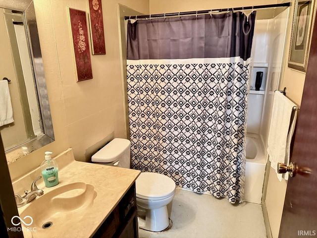 1009 S Buckingham Road, Yorktown, IN 47396