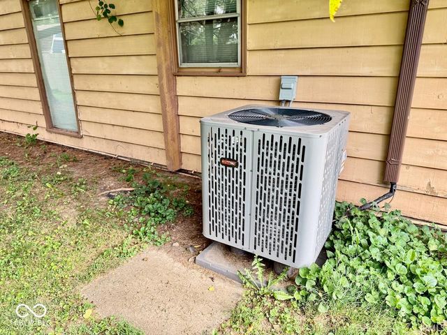 1009 S Buckingham Road, Yorktown, IN 47396