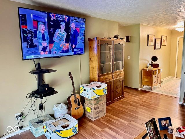 1009 S Buckingham Road, Yorktown, IN 47396