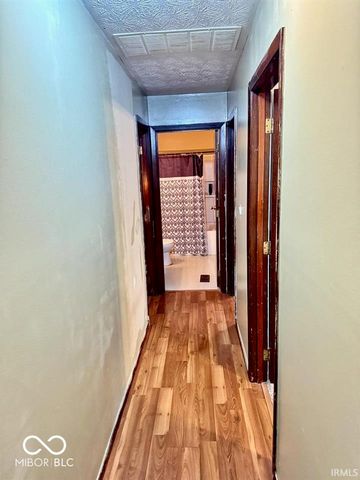 1009 S Buckingham Road, Yorktown, IN 47396