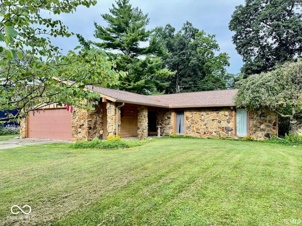 1009 S Buckingham Road, Yorktown, IN 47396