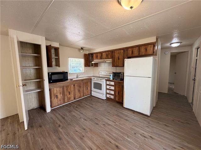 8146 Tolles DR, North Fort Myers, FL 33917