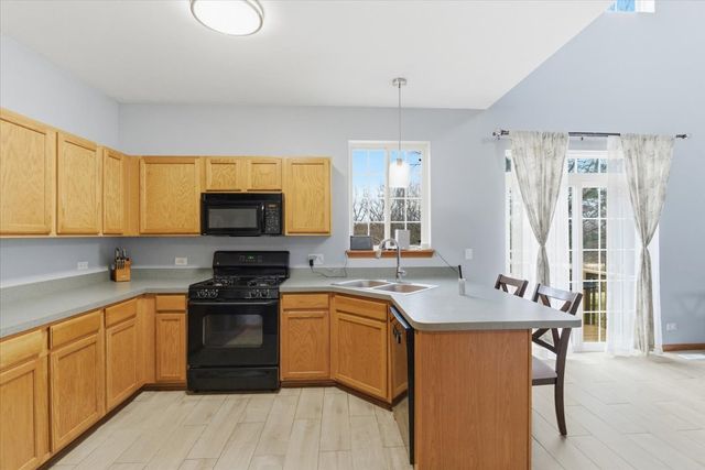 2190 Braeburn Drive B, Wauconda, IL 60084