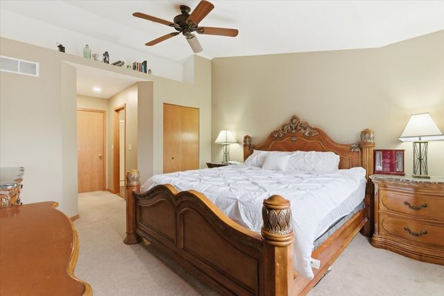 2190 Braeburn Drive B, Wauconda, IL 60084