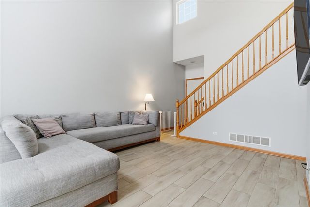 2190 Braeburn Drive B, Wauconda, IL 60084