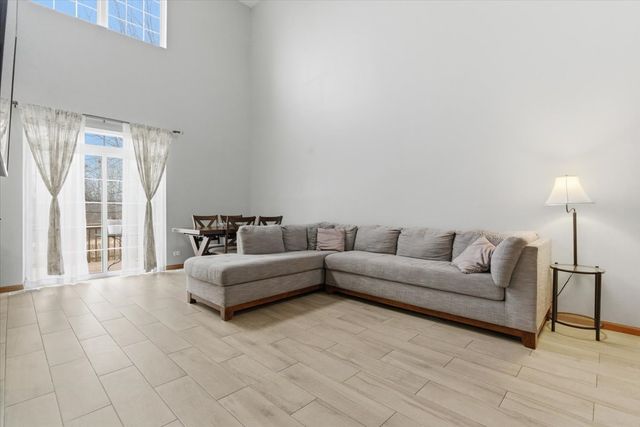 2190 Braeburn Drive B, Wauconda, IL 60084