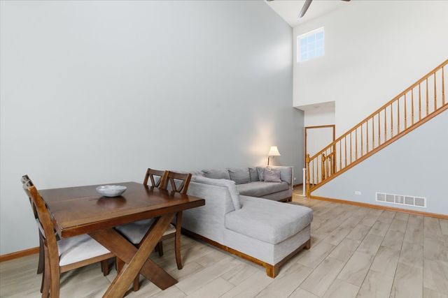 2190 Braeburn Drive B, Wauconda, IL 60084