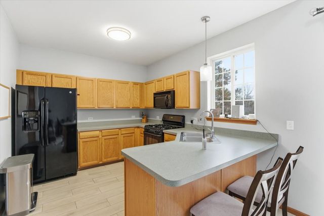 2190 Braeburn Drive B, Wauconda, IL 60084