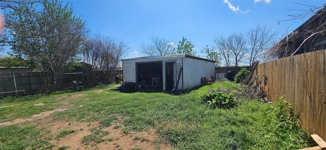 402 E Spruce Street, West, TX 76691