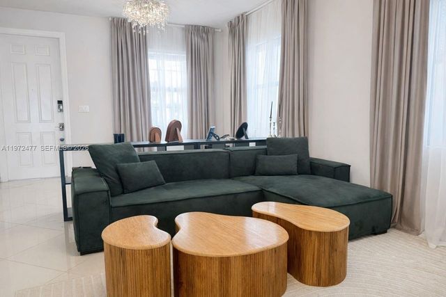 829 NE 191st St, Miami, FL 33179