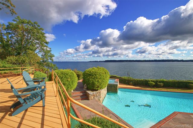 15 Gatsby Lane, Great Neck, NY 11024