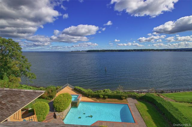 15 Gatsby Lane, Great Neck, NY 11024