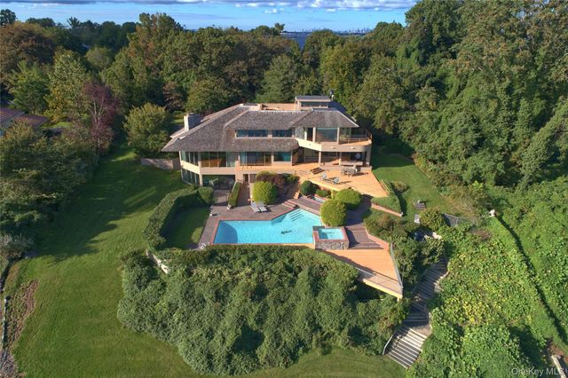 15 Gatsby Lane, Great Neck, NY 11024