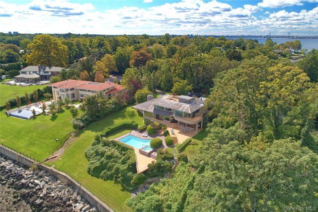 15 Gatsby Lane, Great Neck, NY 11024