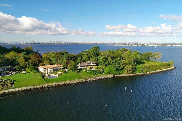 15 Gatsby Lane, Great Neck, NY 11024