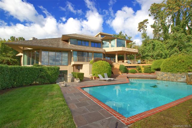 15 Gatsby Lane, Great Neck, NY 11024