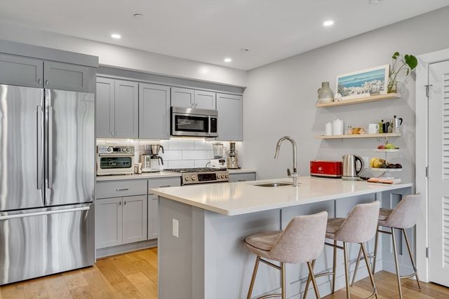 10 Everett 304, Boston, MA 02128