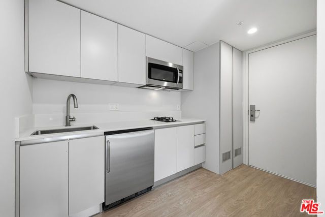 11837 Mayfield Avenue 106, Los Angeles, CA 90049