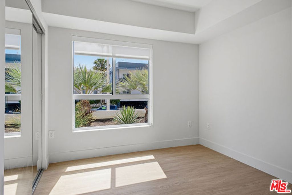 11837 Mayfield Avenue 106, Los Angeles, CA 90049