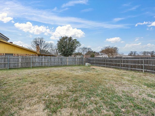 7621 Meadowbrook Drive, Watauga, TX 76148