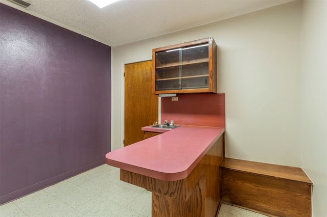 1012 W Division Street, Arlington, TX 76012