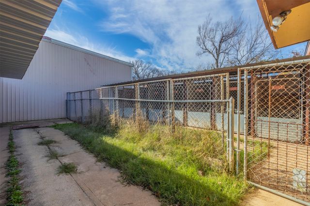 1012 W Division Street, Arlington, TX 76012