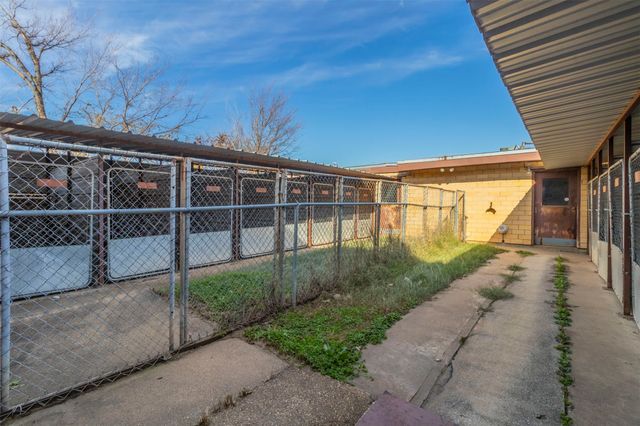 1012 W Division Street, Arlington, TX 76012
