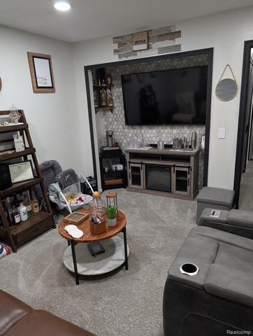 15195 La Grande Plaza, Warren, MI 48088